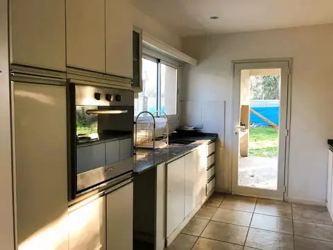 Casa 4 ambientes con 2 baños