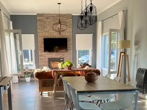 CASA 3 DORM. - 2 BAÑOS - AMPLIO PARQUE - Bº DEL CARMEN - LOBOS