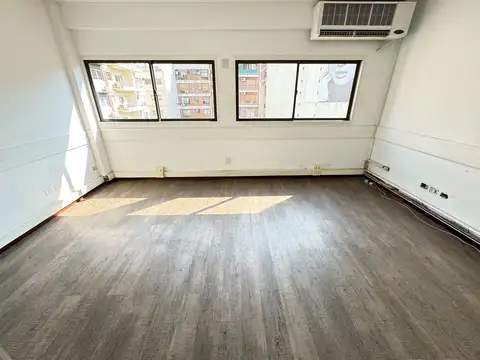OFICINA EN VENTA - SUPER LUMINOSA - EXCELENTE UBICACION