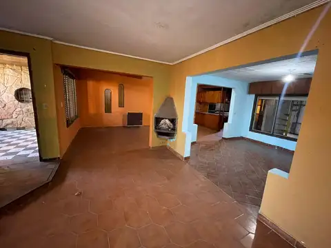 VENTA Casa 7 ambientes ideal 2 familias con Galpon y Cochera
