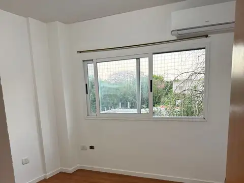 Departamento 2 amb con cocina separada, balcón y cochera