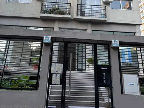 Departamento 2 amb con cocina separada, balcón y cochera