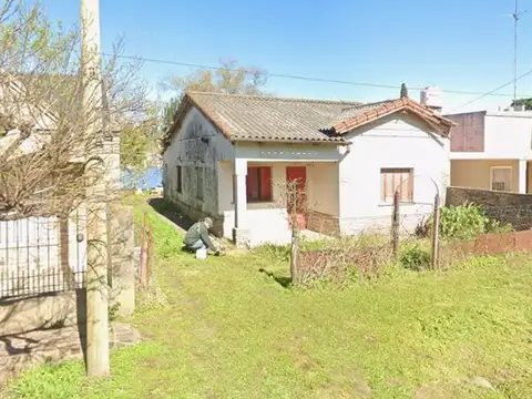 CASA EN VENTA CON CASA A RECICLAR EN CAÑUELAS 