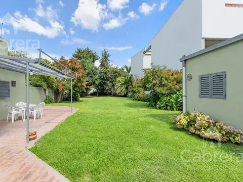 Venta de casa de 3 dormitorios en Los Hornos, La Plata.