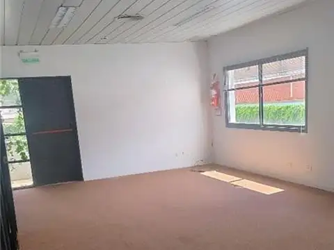 Oficina 34 ambientes con 8 baños