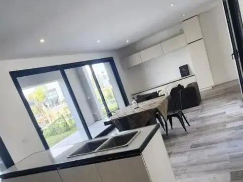 Casa en Venta con 2 cocheras