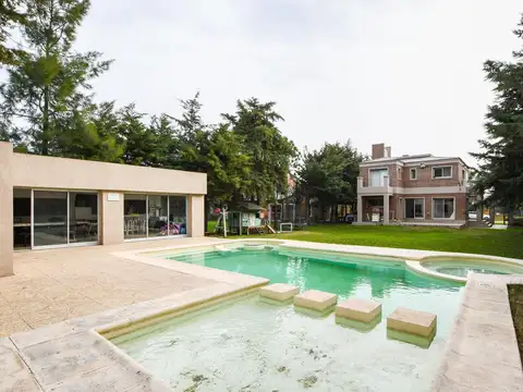 CASA DE CINCO DORMITORIOS VENTA PILETA Y QUINCHO ROLDÁN ROSARIO