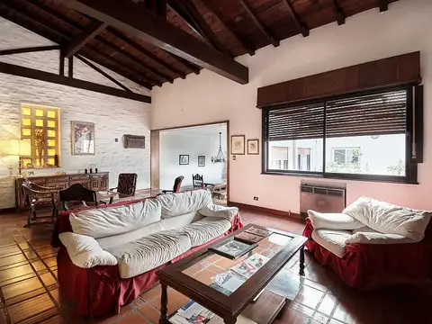 Excelente Casa en Villa Sarmiento de 7 Amb. Apto crédito.