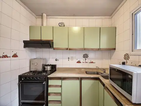 Excelente Casa en Villa Sarmiento de 7 Amb. Apto crédito.