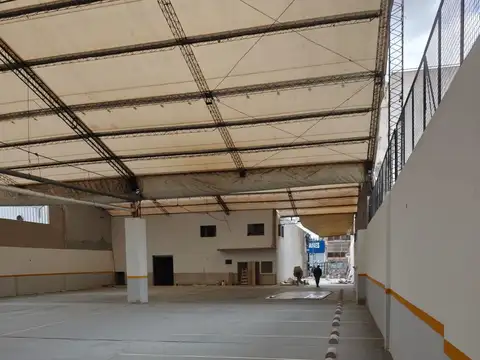 Única   PLAYA de ESTACIONAMIENTO - Utilizable para descarga y guarda Contenedores y/o Garage - Ubicación excepcional