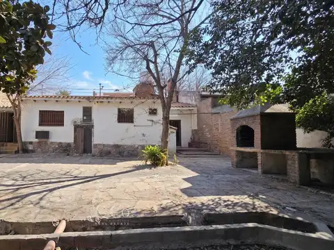 Casa 8 ambientes con 2 baños