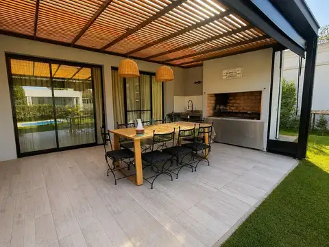 BARRIO SAN RAMON, VENTA CASA 4 AMBIENTES LOTE INTERNO