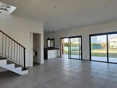Casa en Venta con 4 cocheras