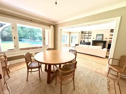 Casa en Alquiler con 3 cocheras