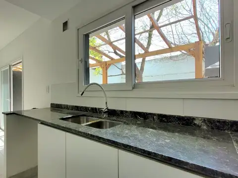 Casa 4 ambientes con 2 baños