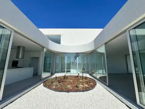 Venta - Casa de tres/cuatro dormitorios con galeria, pileta y terreno de 1097 m2. Rosario, Funes