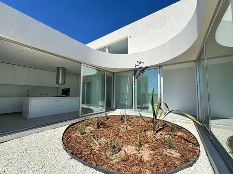 Venta - Casa de tres/cuatro dormitorios con galeria, pileta y terreno de 1097 m2. Rosario, Funes