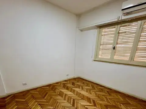 AMPLISIMA UNIDAD AL FRENTE CON BALCON Y TERRAZA ROPIA