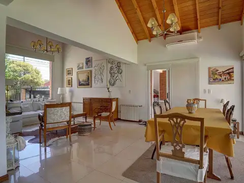 Casa en Venta con 4 cocheras