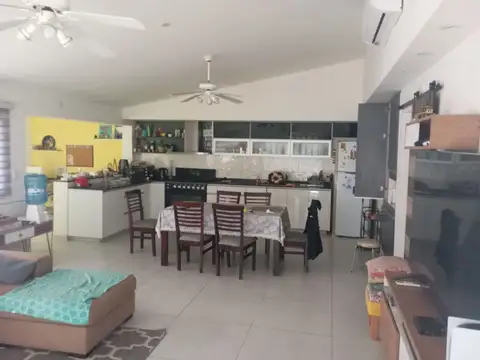 Casa 5 ambientes con 2 baños