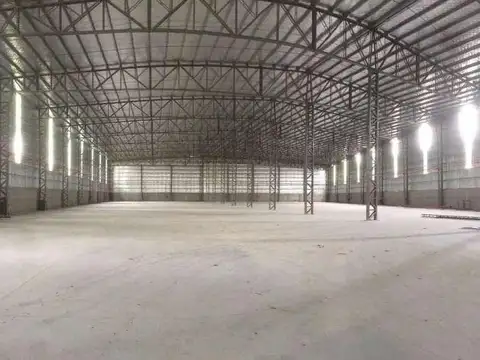 Depósito con docks, rampa, oficinas y playa de maniobras, excelente acceso y estado general.