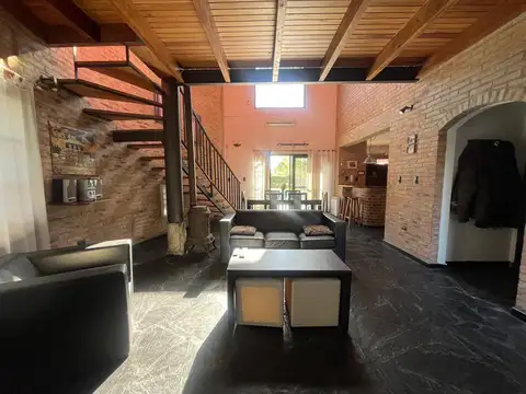 Casa en Venta con 2 cocheras