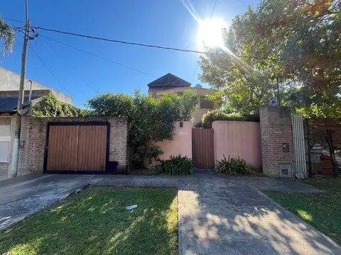 Casa en Venta en Gonnet [Cod: ]