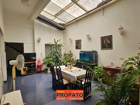 Amplio ph de 3 ambientes al frente en PB con entrada independiente, patio semi-cubierto y 3 baños!!