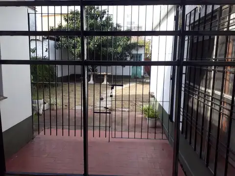 CASA 4 AMB. FONDO LIBRE Y COCHERA EN CENTRO DE SAN MIGUEL 