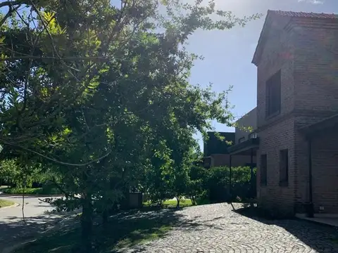 Casa en Alquiler con 2 cocheras