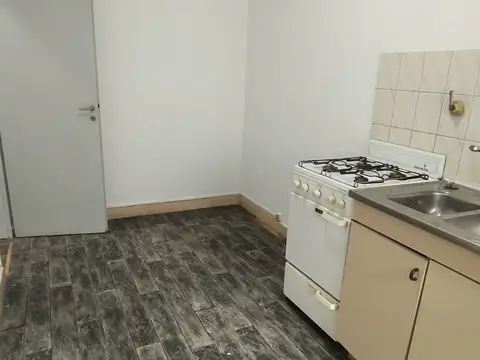 EXCELENTE UBICACIÓN - AMPLIO MONOAMBIENTE CON COCINA SEPARADA