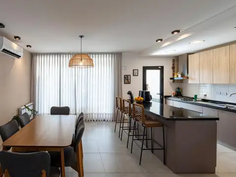 Casa 4 ambientes con 3 baños