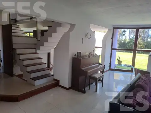 Casa en Venta con 2 cocheras