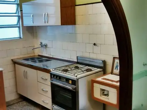 PH - Venta - Alquiler Barracas 6 ambientes 1° piso por escalera Piso Unico con entrada independiente