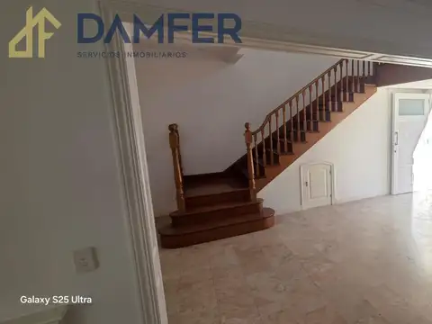 Casa 8 ambientes con 5 baños