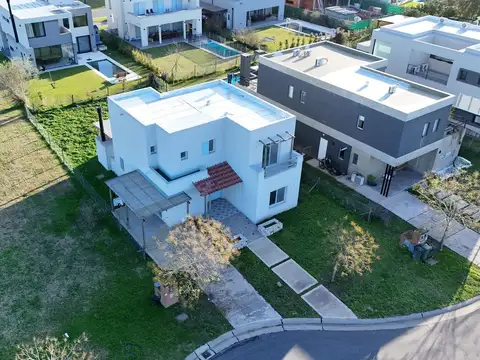 Casa en Venta con 4 cocheras