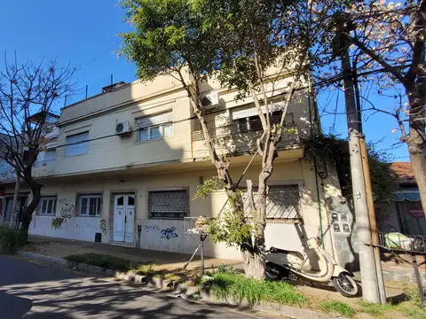 Depto de 3 Ambientes en Pb con Patio. Muy Bajas Expensas. A metros de Maipu. Apto Profesional