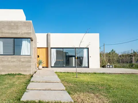 Casa de 1 dormitorio con cochera y pileta en Funes Town