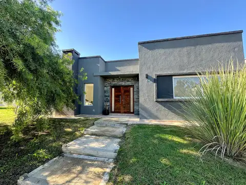 Casa en Venta con 3 cocheras