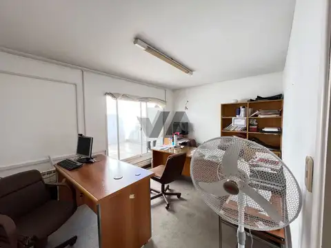 Oficina 25 ambientes con 8 baños