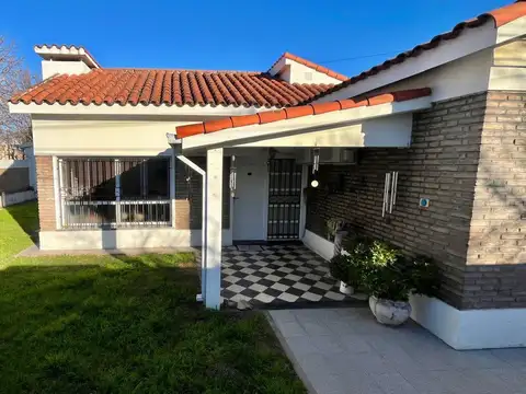 EN VENTA - CASA DE TRES DORMITORIOS CON COCHERA - PÉREZ
