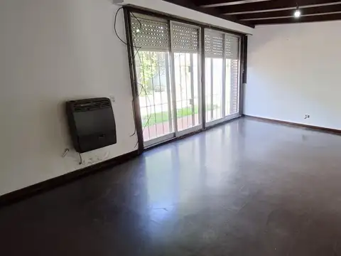 Amplia Casa de 4 ambientes con quincho y jardín