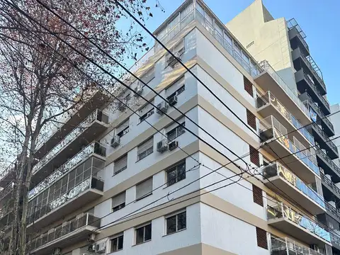 Departamento 4 ambientes al frente con balcón corrido y baulera.