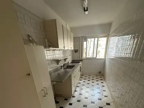 Departamento 4 ambientes al frente con balcón corrido y baulera.