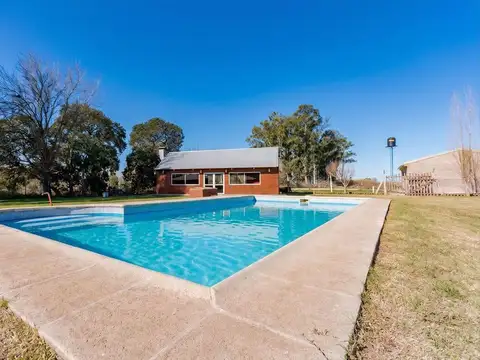 VENTA | PERMUTA - CASA DE 2 DORMITORIOS CON GALERIA, JARDIN Y PILETA - VILLA AMELIA