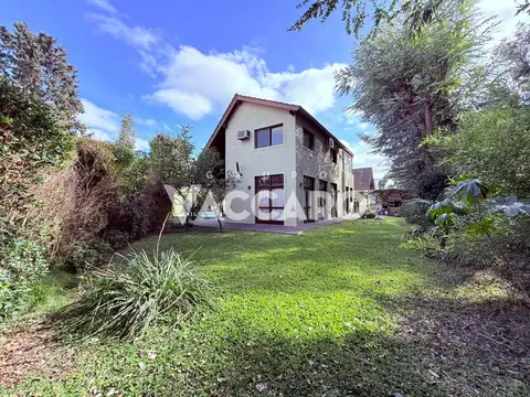 Casa en Venta con 3 cocheras