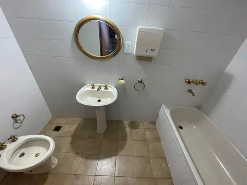 Oficina/salón en alquiler! Frente al Paseo de Jockey!
