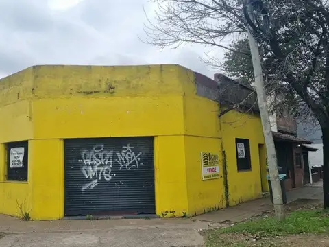 Esquina en zona industrial I2 con casa a demoler