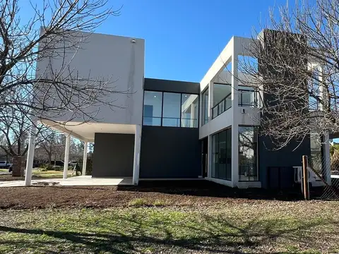 Venta casa estrenar 6amb Haras Santa Maria Escobar