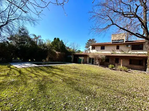 VENTA CASA 4 AMB PARQUE Y PILETA EN PARQUE LELOIR